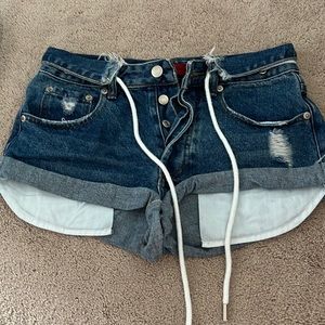 Size S Denim short shorts, shoelace belt, exposed pockets